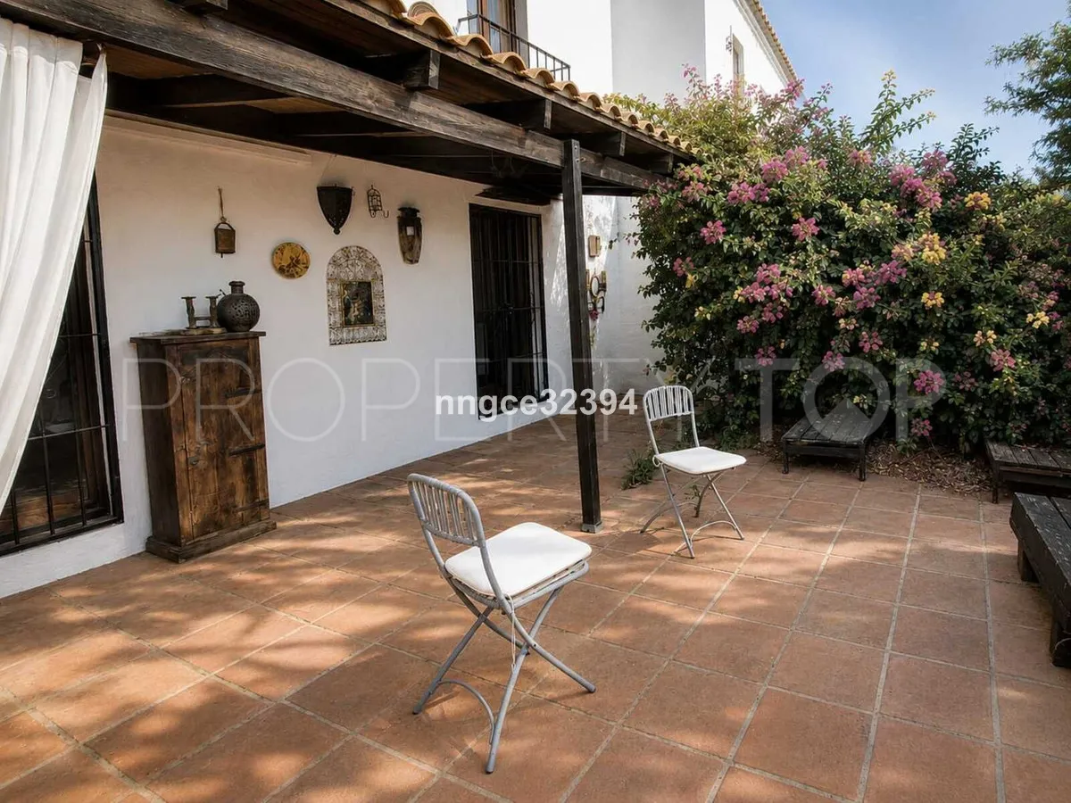 Se vende adosado en Nueva Andalucia con 2 dormitorios