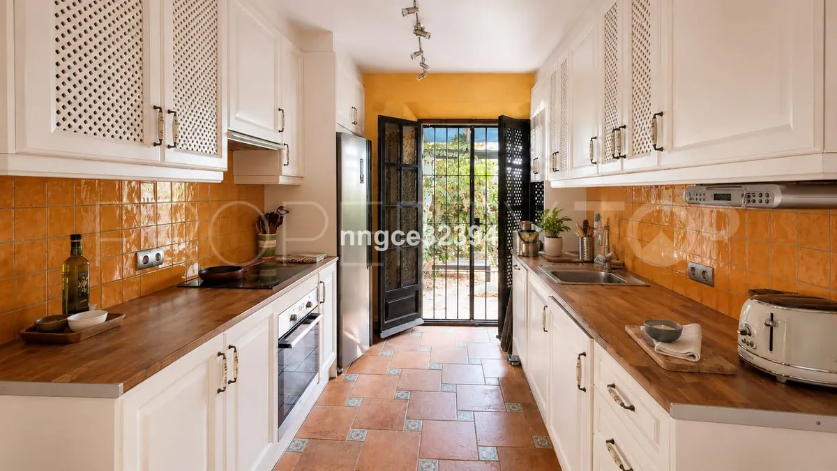 Se vende adosado en Nueva Andalucia con 2 dormitorios