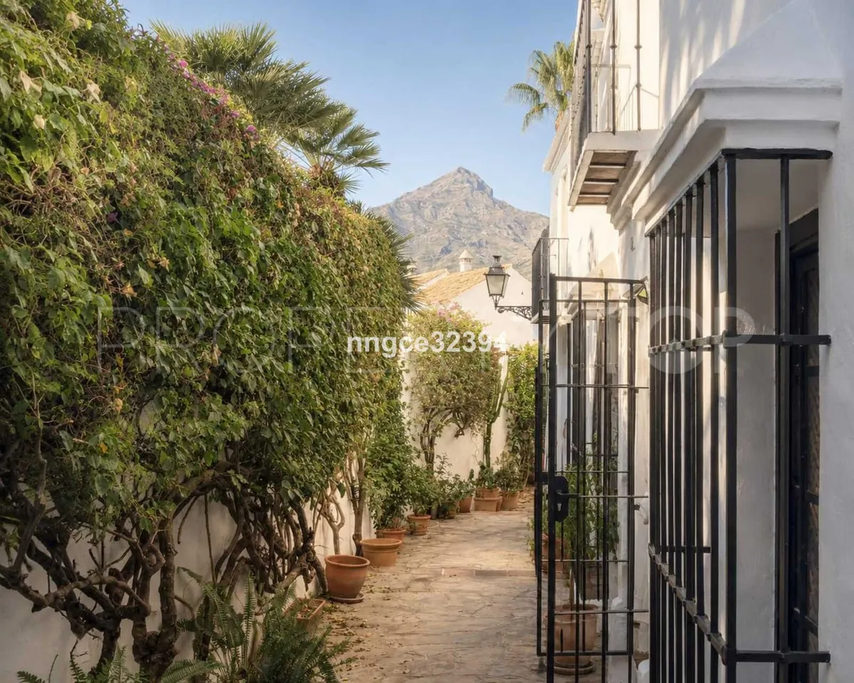 Se vende adosado en Nueva Andalucia con 2 dormitorios
