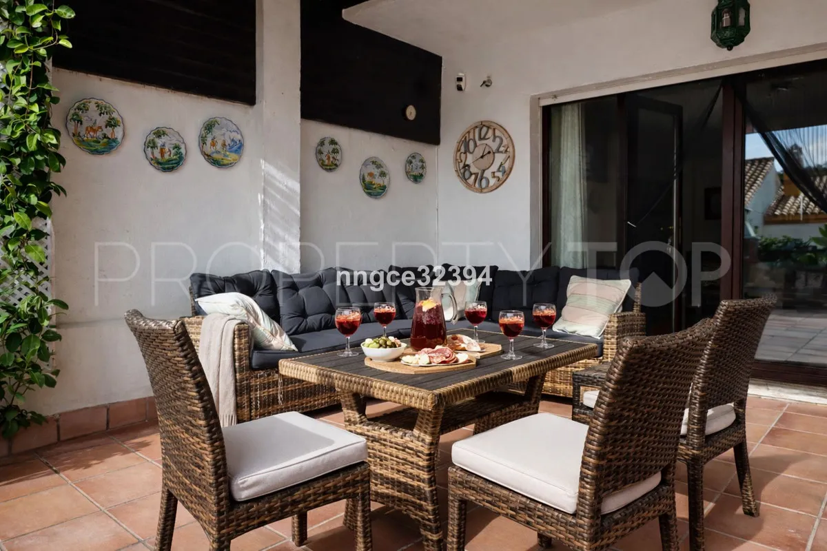 Buy town house with 4 bedrooms in Manilva