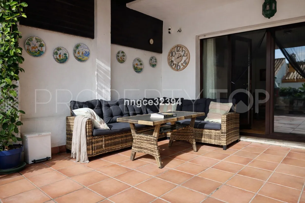 Buy town house with 4 bedrooms in Manilva