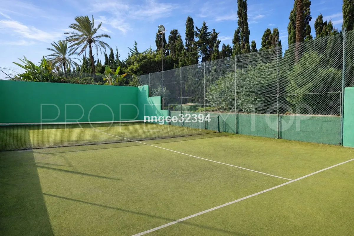 Buy town house with 4 bedrooms in Manilva