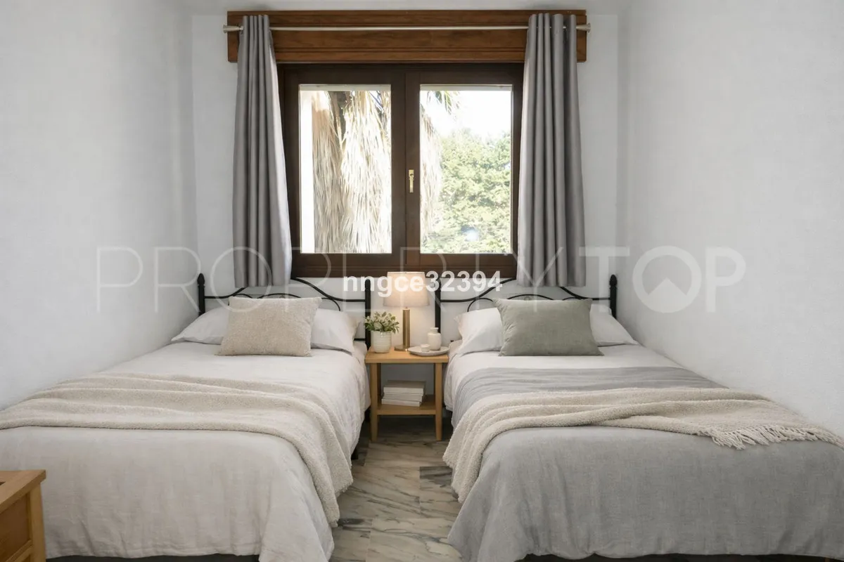 Buy town house with 4 bedrooms in Manilva