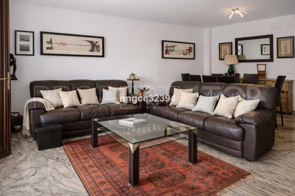 Buy town house with 4 bedrooms in Manilva