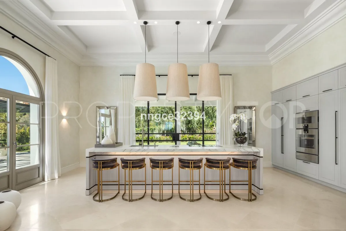 For sale villa in Nueva Andalucia