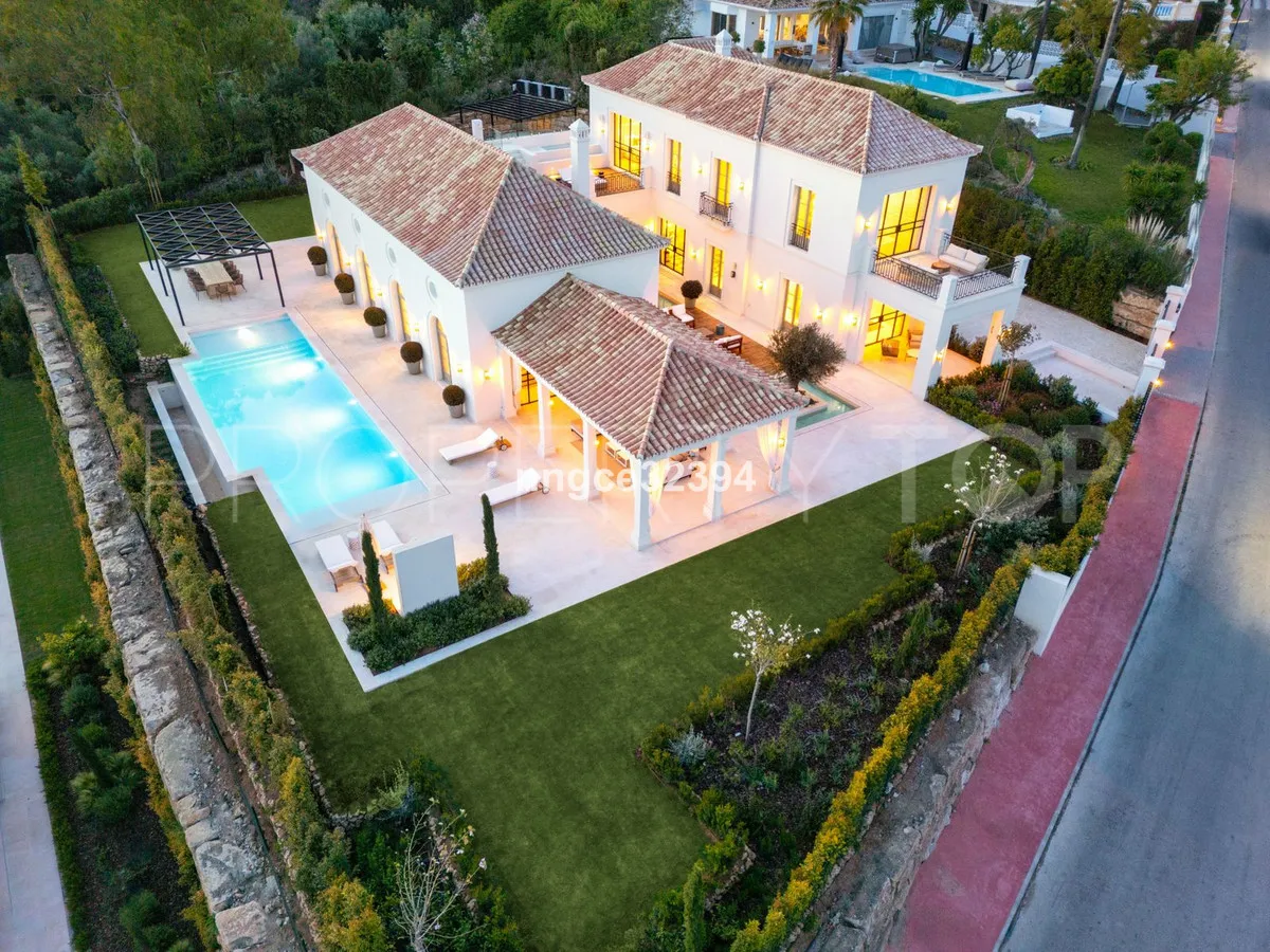 For sale villa in Nueva Andalucia