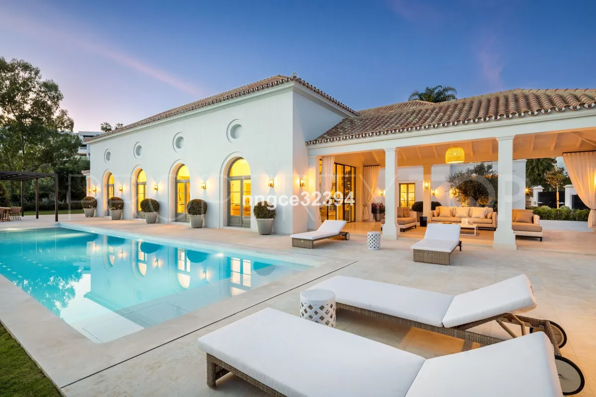 For sale villa in Nueva Andalucia