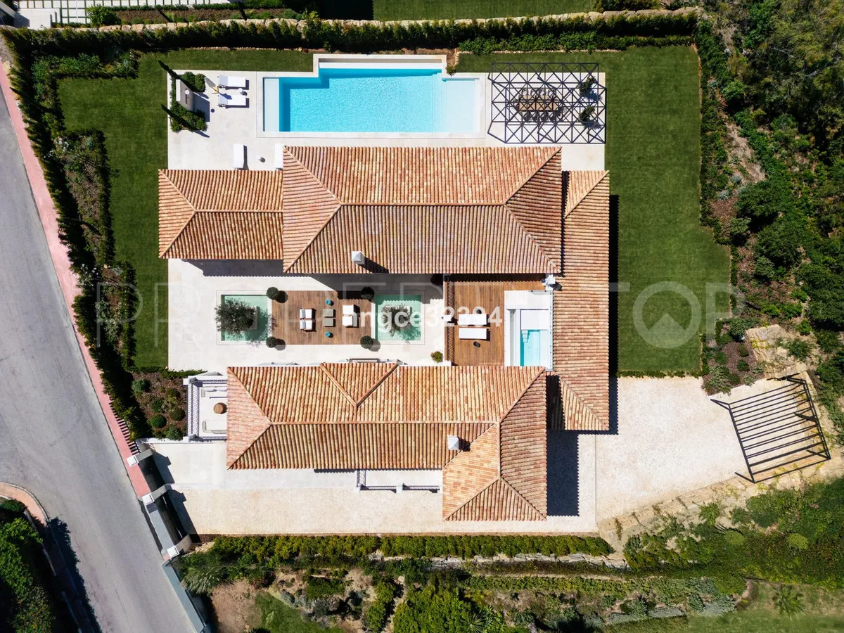 For sale villa in Nueva Andalucia
