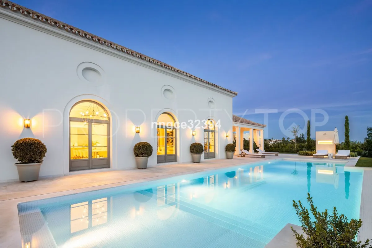 For sale villa in Nueva Andalucia
