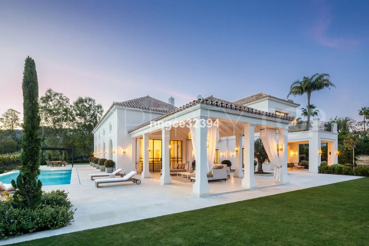 For sale villa in Nueva Andalucia
