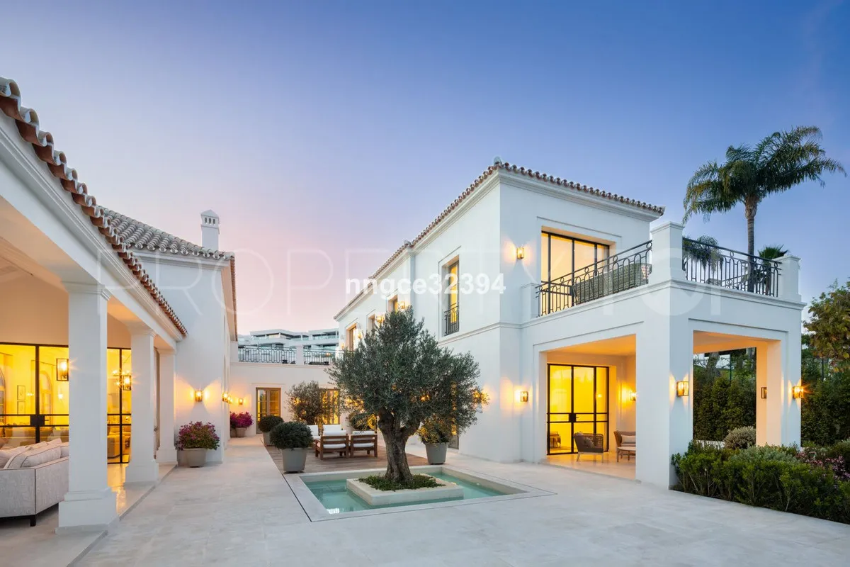 For sale villa in Nueva Andalucia