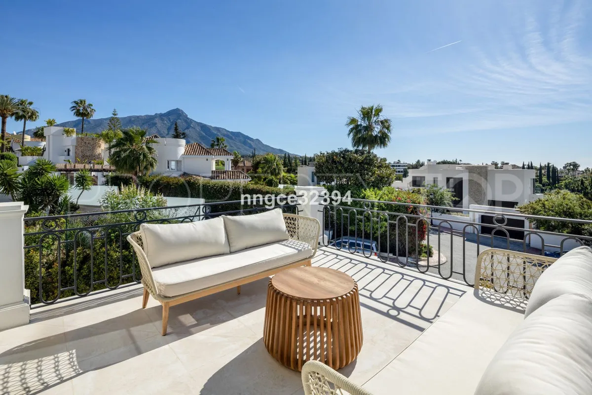 For sale villa in Nueva Andalucia