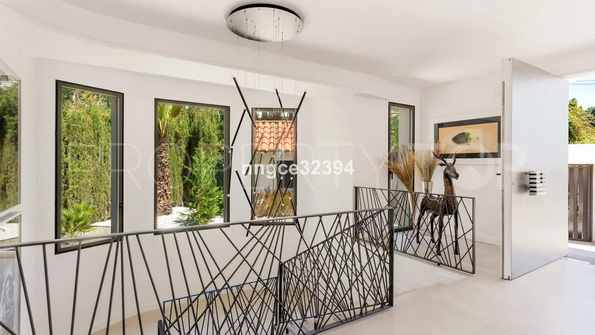 Buy villa with 5 bedrooms in Marbella Golden Mile
