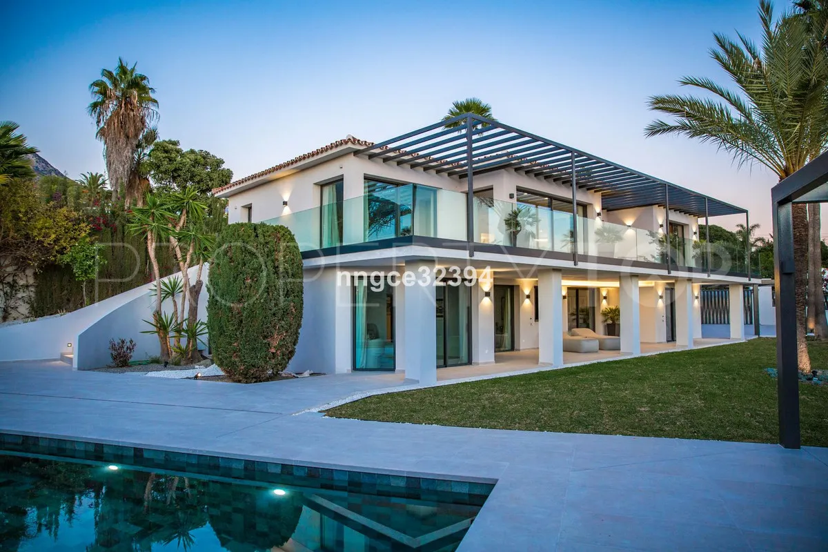 Buy villa with 5 bedrooms in Marbella Golden Mile