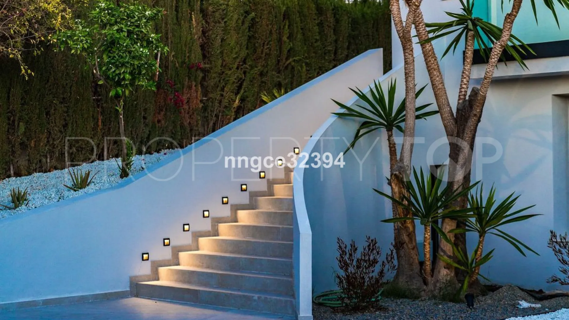 Buy villa with 5 bedrooms in Marbella Golden Mile