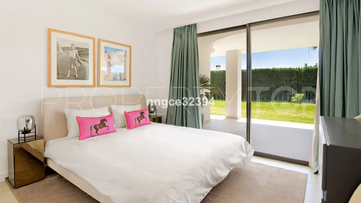 Buy villa with 5 bedrooms in Marbella Golden Mile