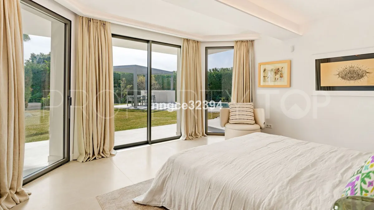 Buy villa with 5 bedrooms in Marbella Golden Mile