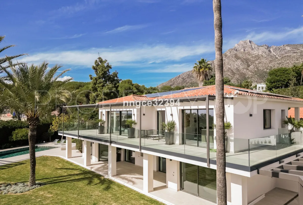 Buy villa with 5 bedrooms in Marbella Golden Mile