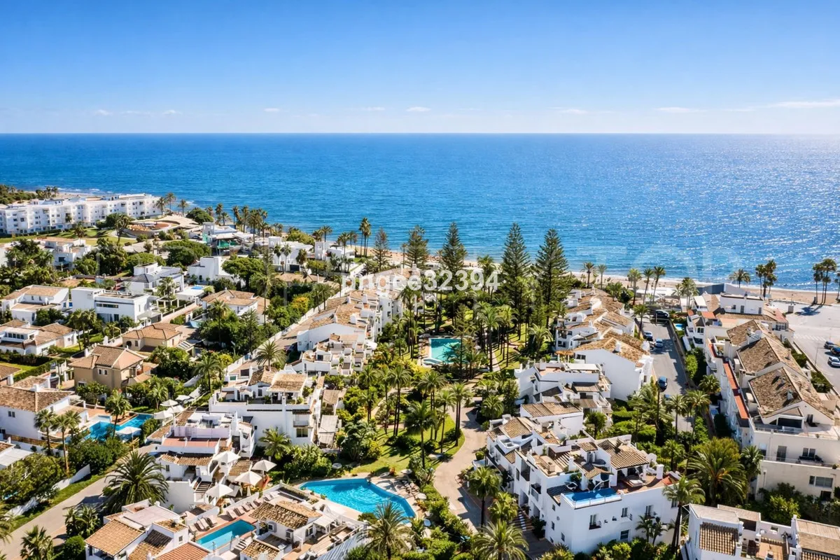 Comprar apartamento planta baja en San Pedro de Alcantara de 4 dormitorios