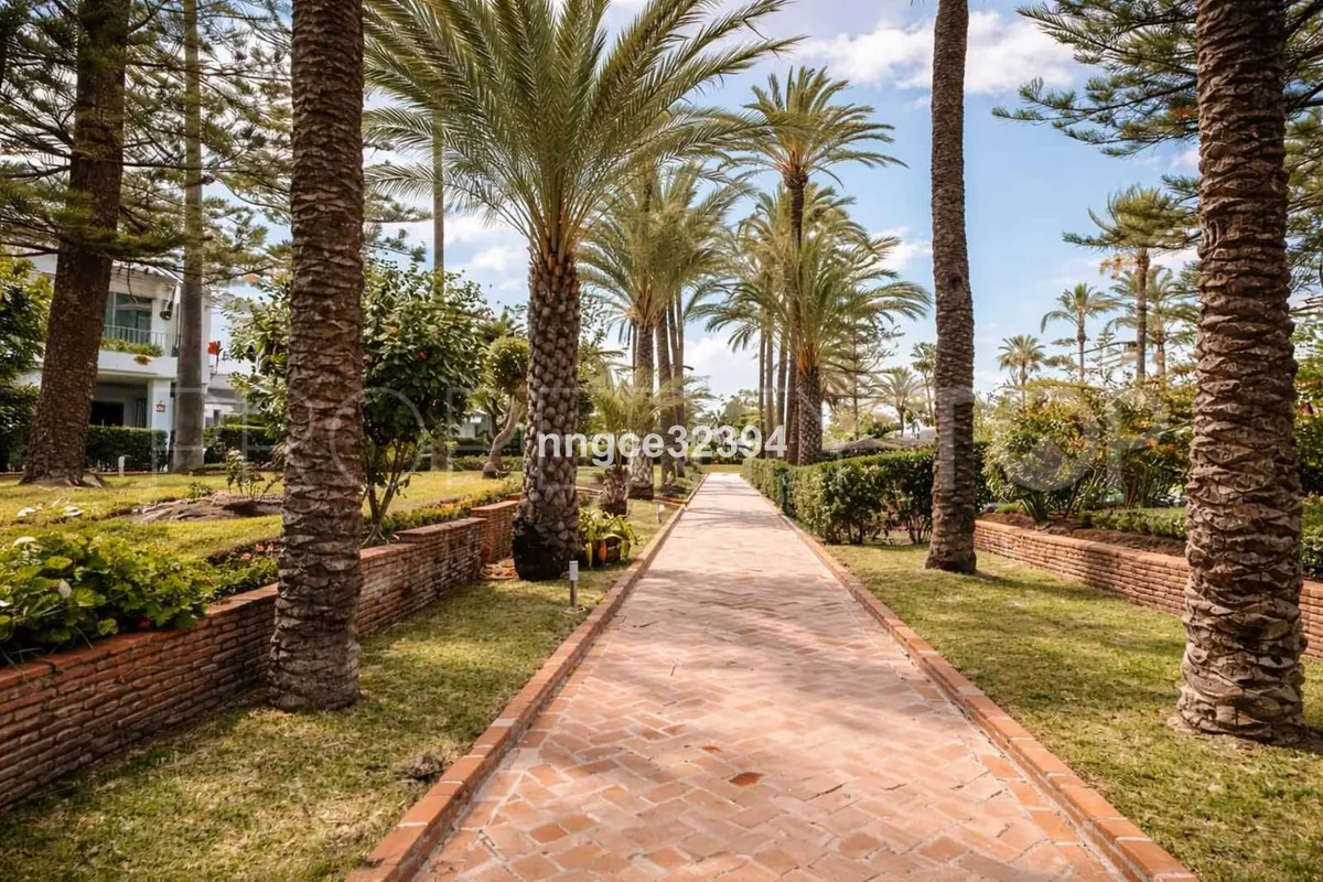 Comprar apartamento planta baja en San Pedro de Alcantara de 4 dormitorios