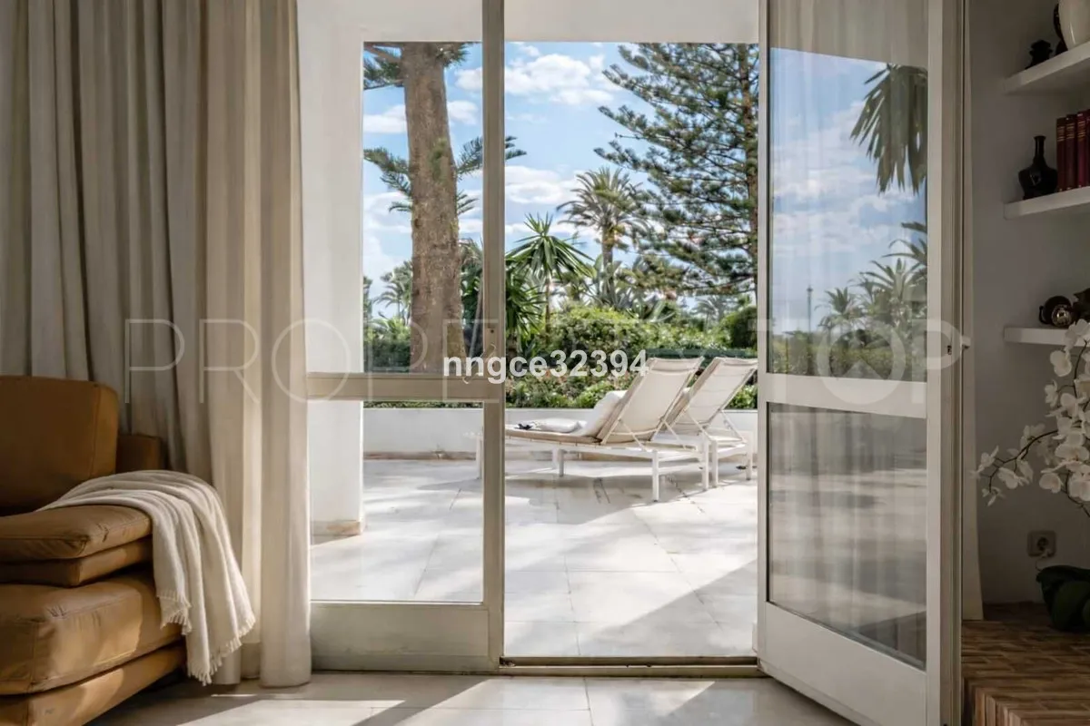 Comprar apartamento planta baja en San Pedro de Alcantara de 4 dormitorios