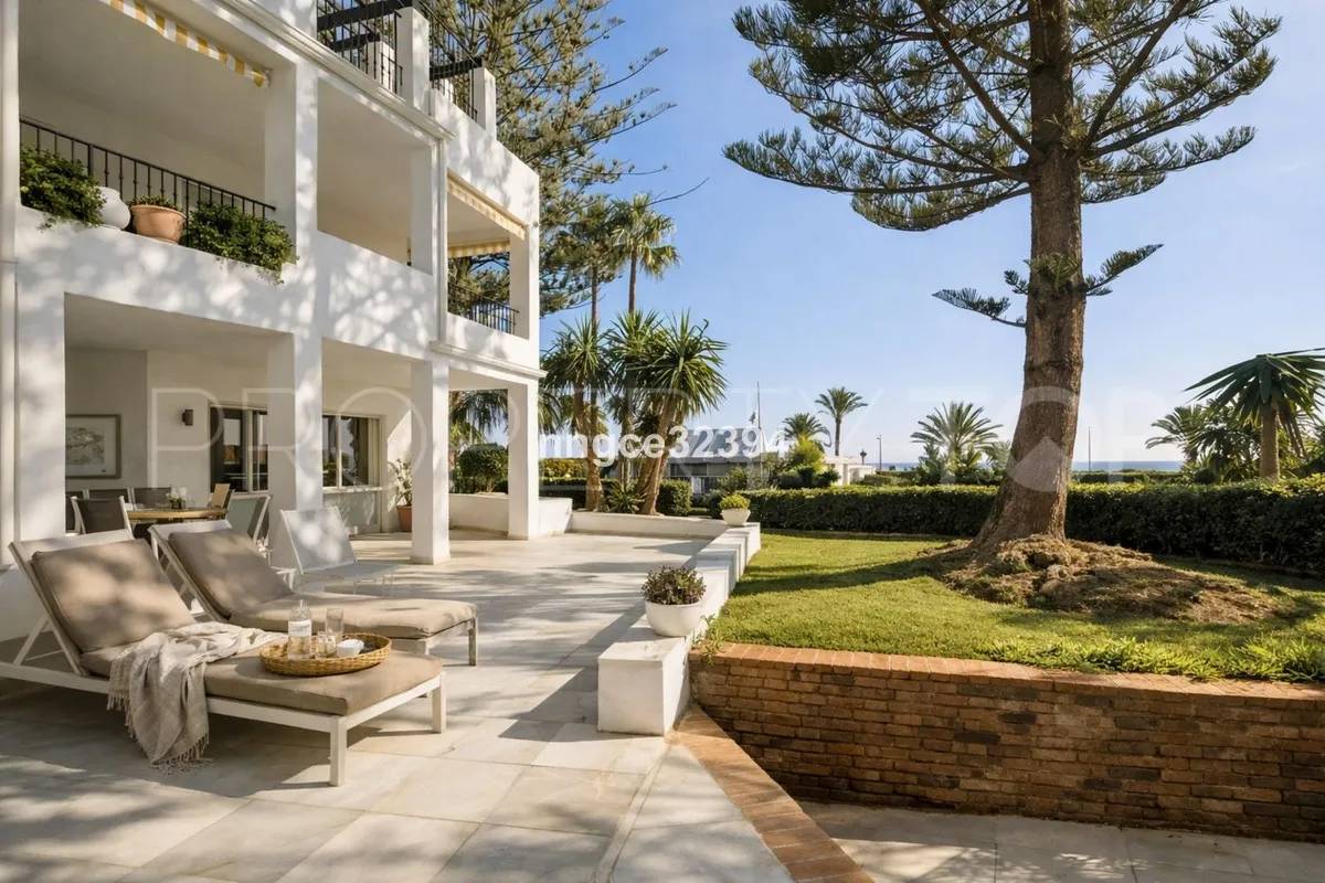 Comprar apartamento planta baja en San Pedro de Alcantara de 4 dormitorios