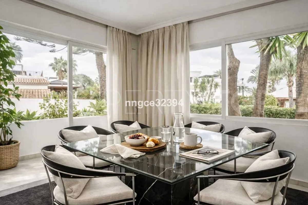 Comprar apartamento planta baja en San Pedro de Alcantara de 4 dormitorios