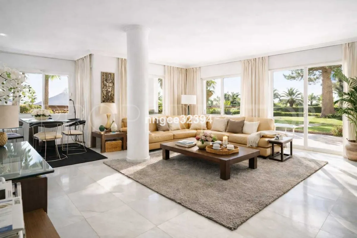 Comprar apartamento planta baja en San Pedro de Alcantara de 4 dormitorios
