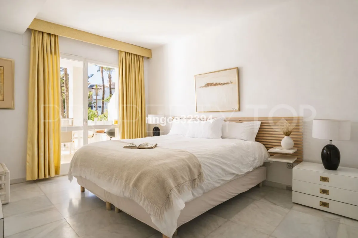 Comprar apartamento planta baja en San Pedro de Alcantara de 4 dormitorios