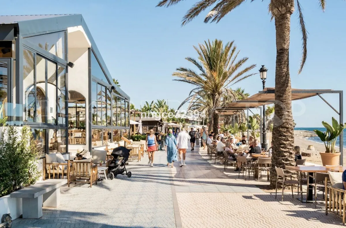 Comprar apartamento planta baja en San Pedro de Alcantara de 4 dormitorios