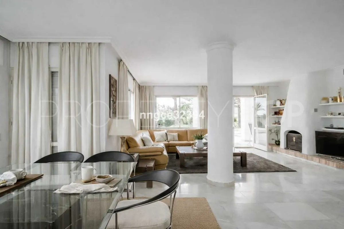 Comprar apartamento planta baja en San Pedro de Alcantara de 4 dormitorios