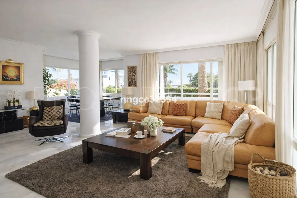 Comprar apartamento planta baja en San Pedro de Alcantara de 4 dormitorios