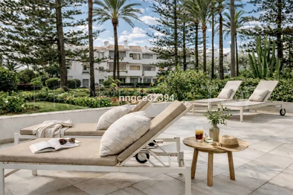 Comprar apartamento planta baja en San Pedro de Alcantara de 4 dormitorios