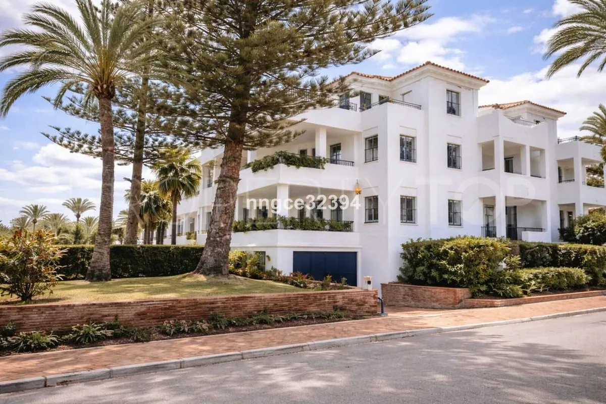 Comprar apartamento planta baja en San Pedro de Alcantara de 4 dormitorios