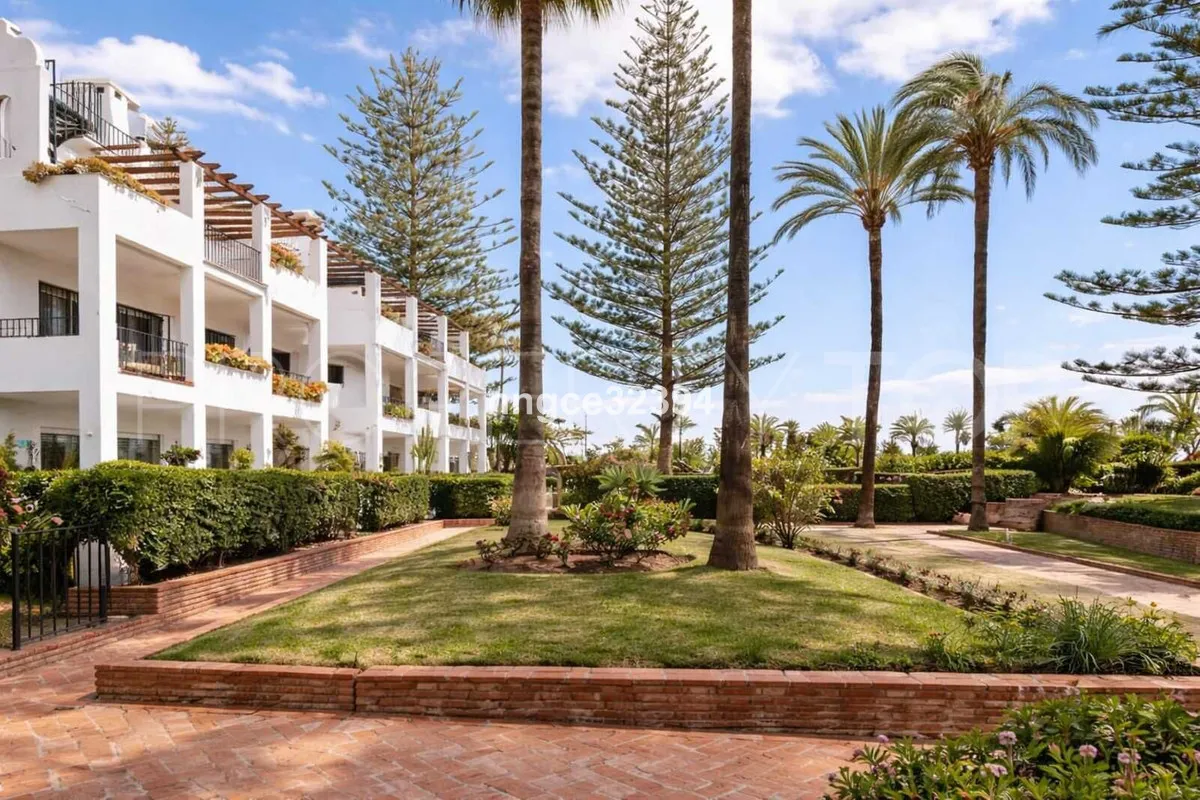 Comprar apartamento planta baja en San Pedro de Alcantara de 4 dormitorios