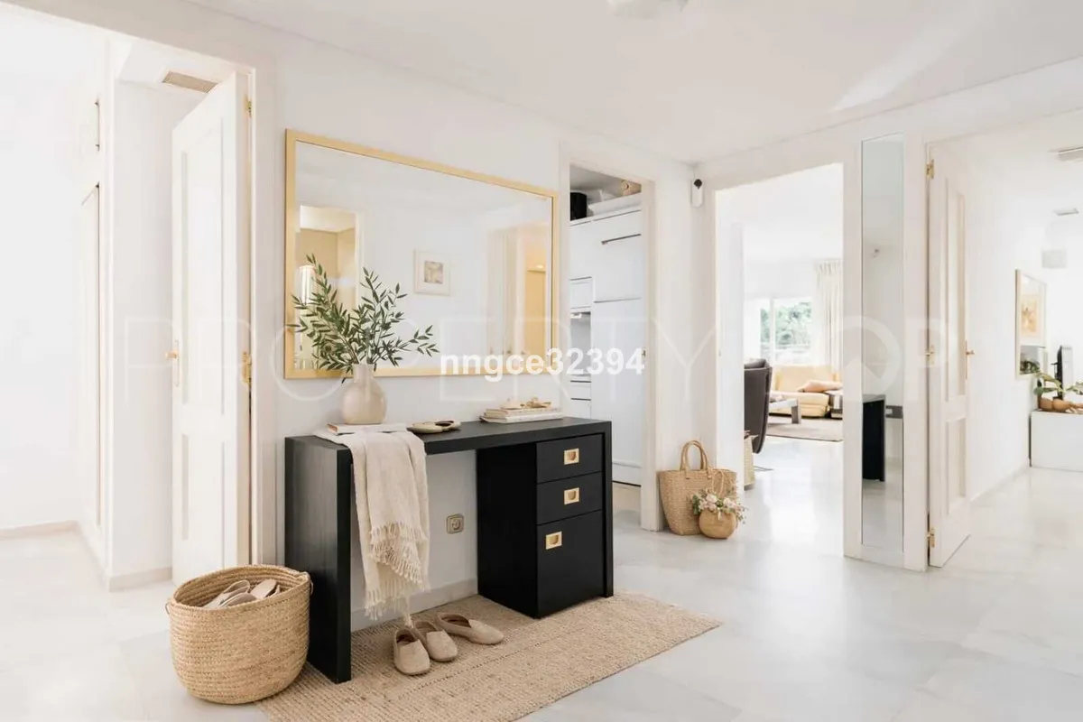 Comprar apartamento planta baja en San Pedro de Alcantara de 4 dormitorios
