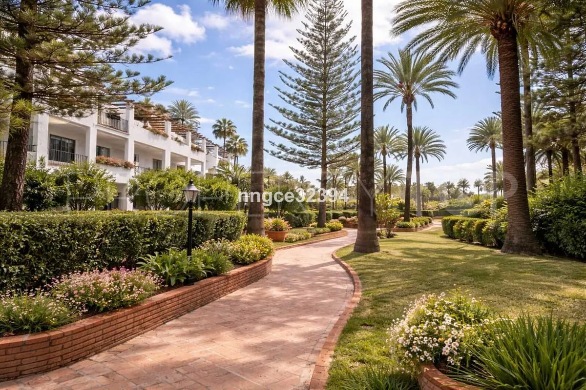 Comprar apartamento planta baja en San Pedro de Alcantara de 4 dormitorios