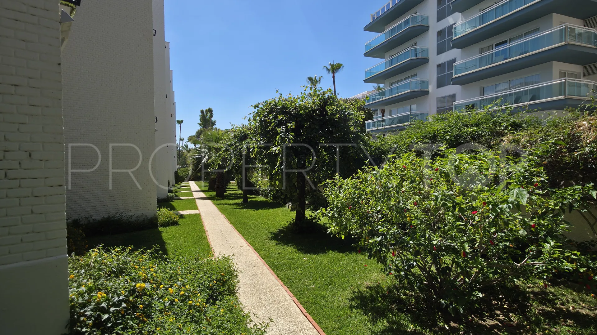 Buy 2 bedrooms ground floor apartment in Benalmadena Centro