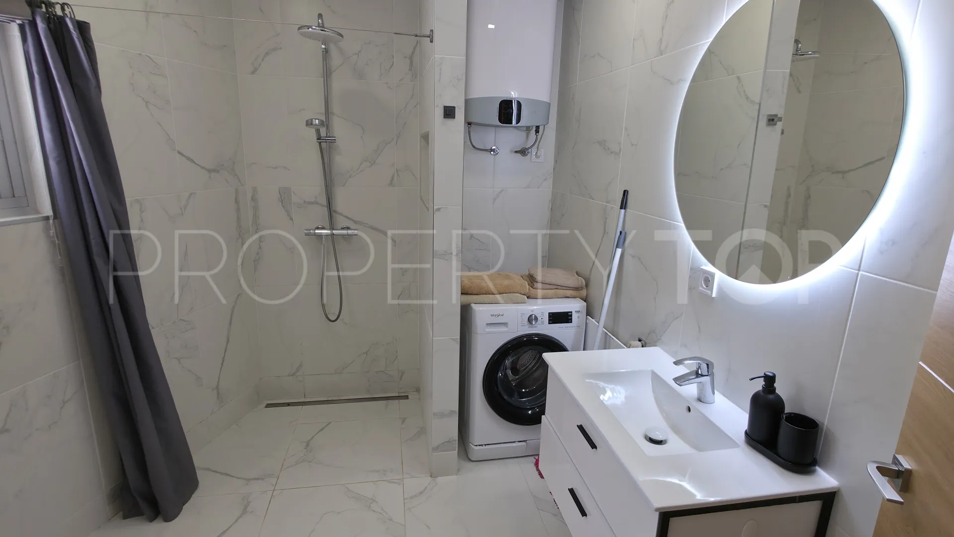 Buy 2 bedrooms ground floor apartment in Benalmadena Centro