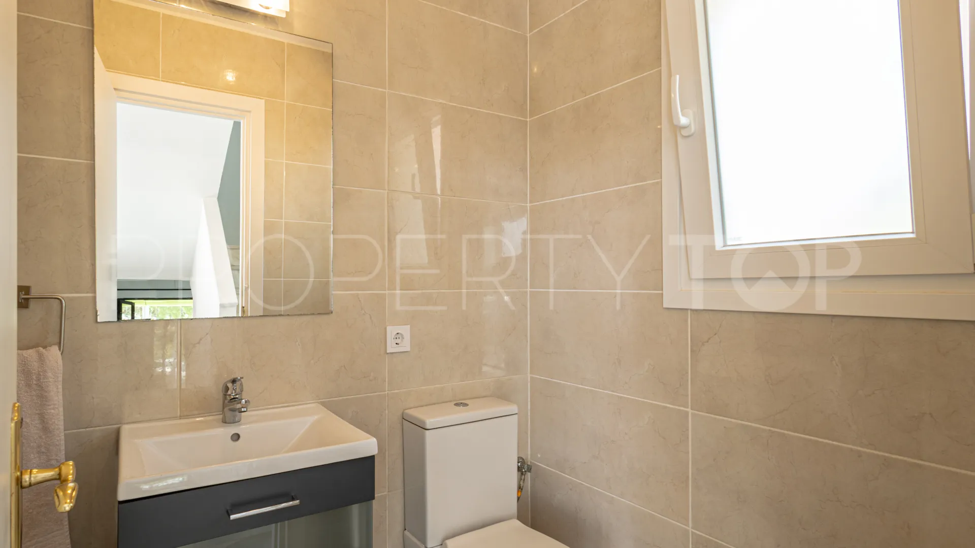Comprar villa con 3 dormitorios en Estepona Hills