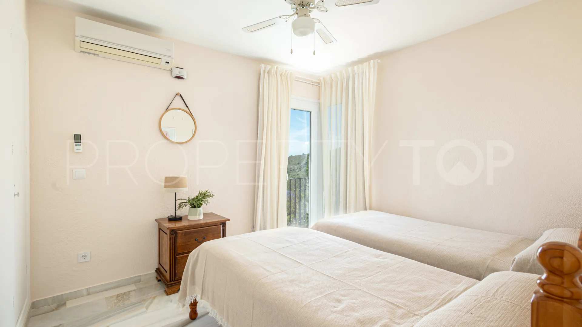 Comprar villa con 3 dormitorios en Estepona Hills