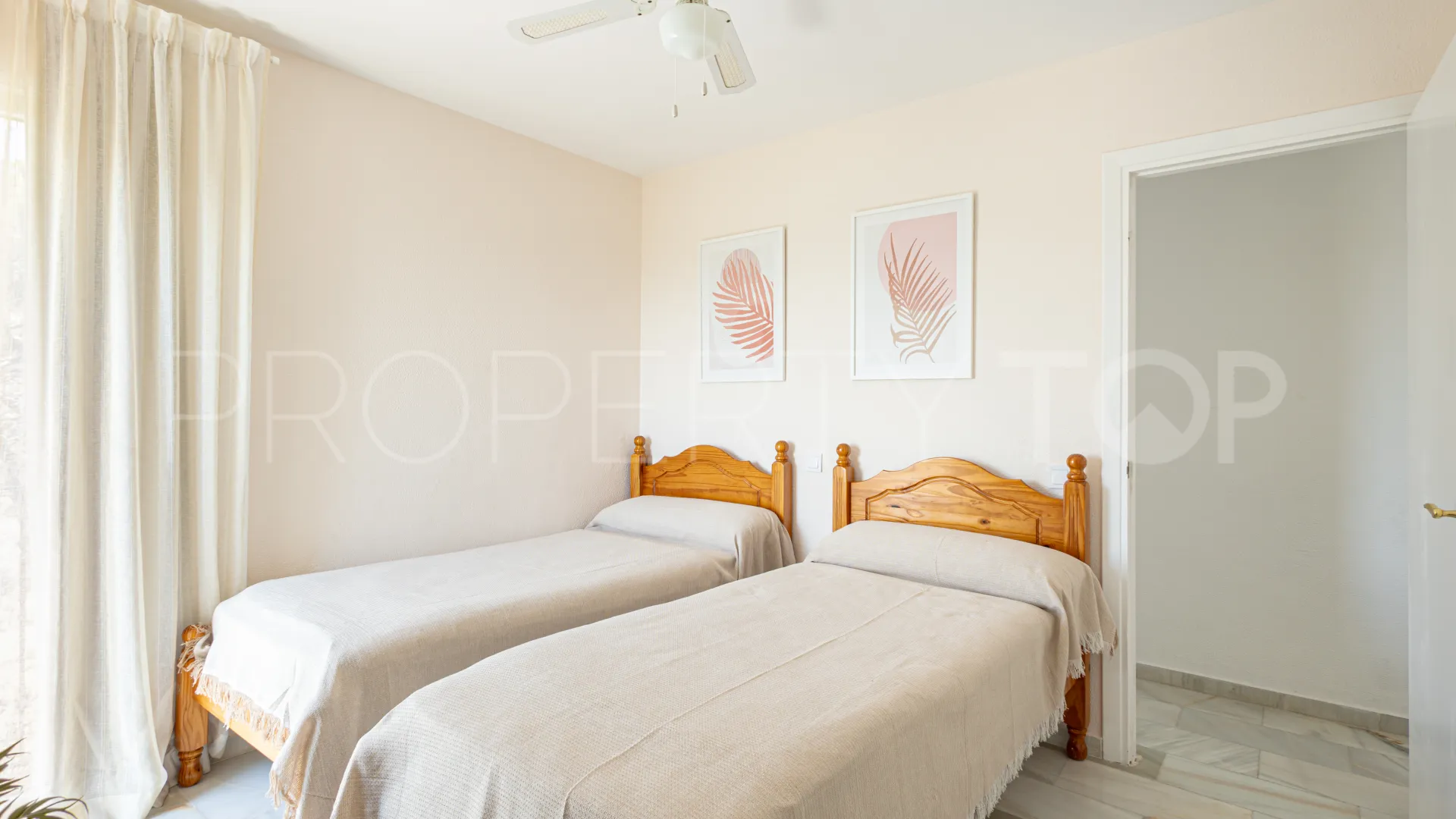 Comprar villa con 3 dormitorios en Estepona Hills