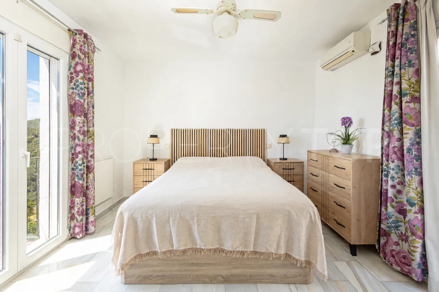 Comprar villa con 3 dormitorios en Estepona Hills