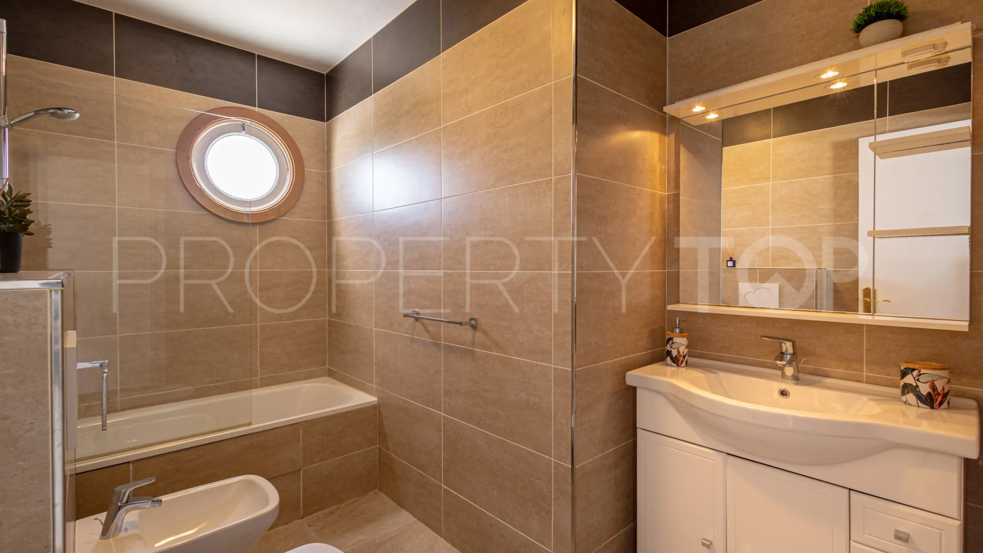 Comprar villa con 3 dormitorios en Estepona Hills