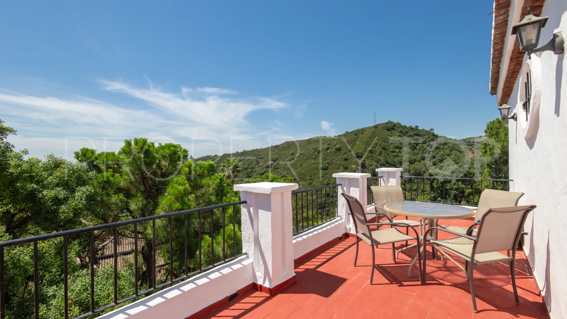 Comprar villa con 3 dormitorios en Estepona Hills