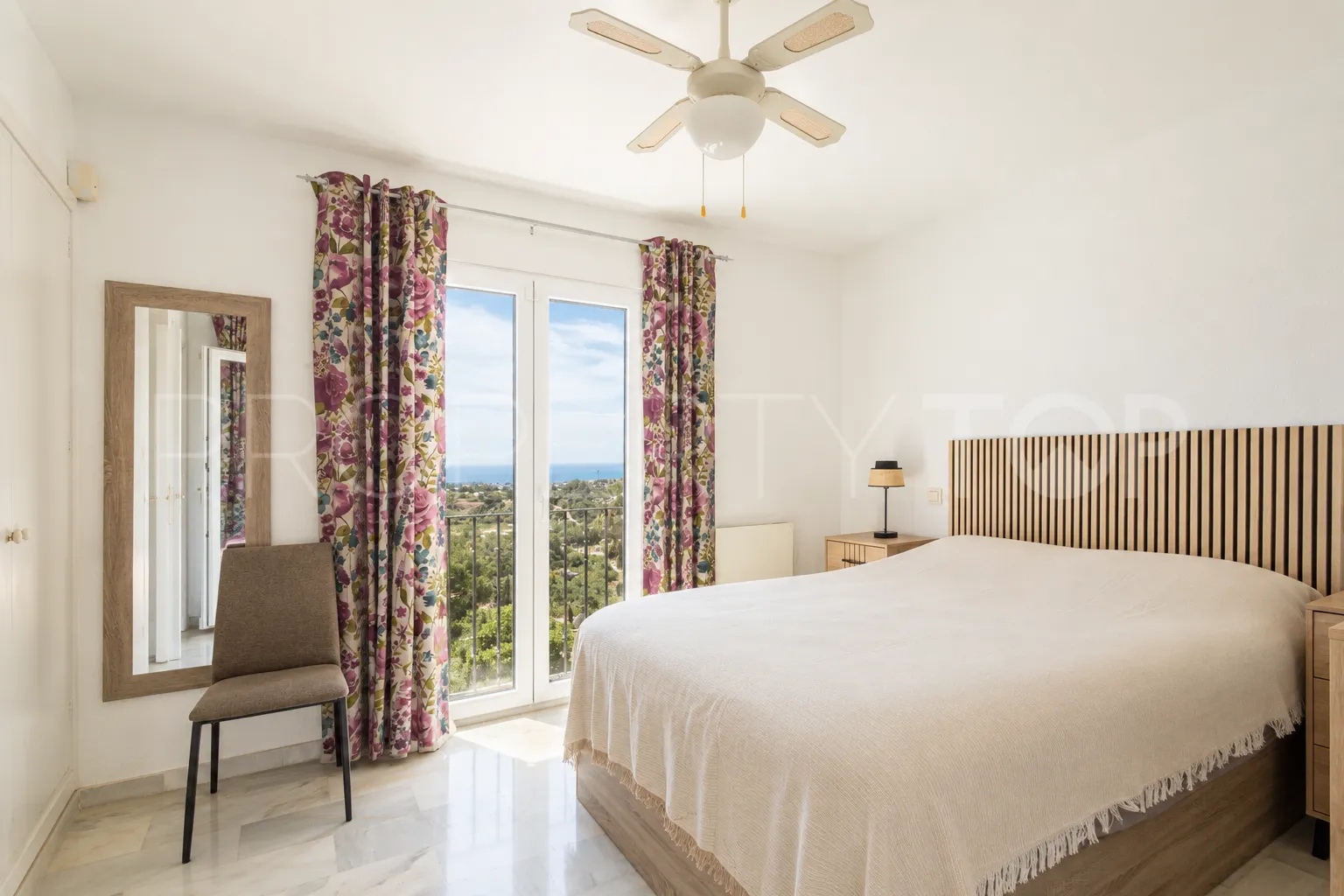 Comprar villa con 3 dormitorios en Estepona Hills