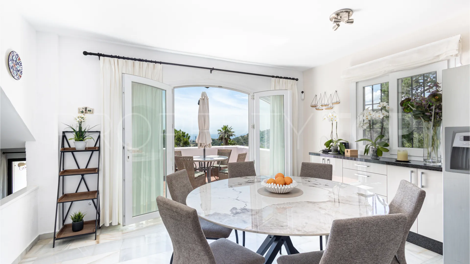 Comprar villa con 3 dormitorios en Estepona Hills