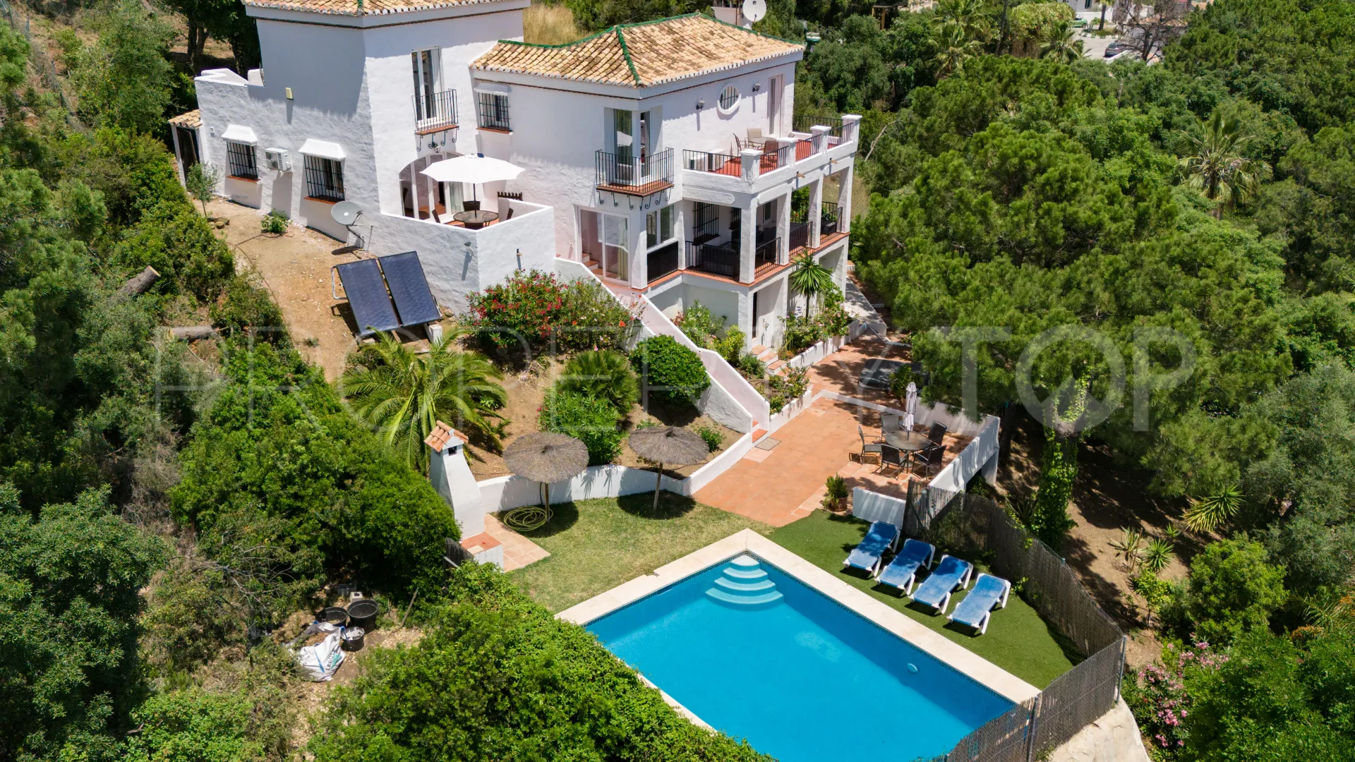 Comprar villa con 3 dormitorios en Estepona Hills