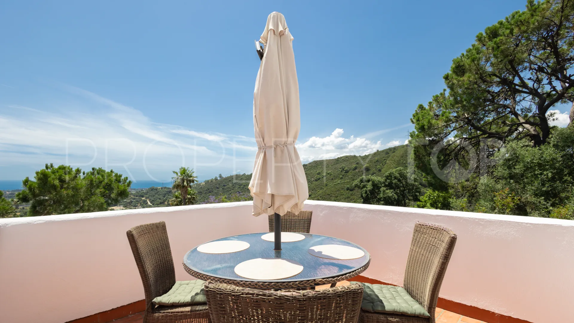 Comprar villa con 3 dormitorios en Estepona Hills