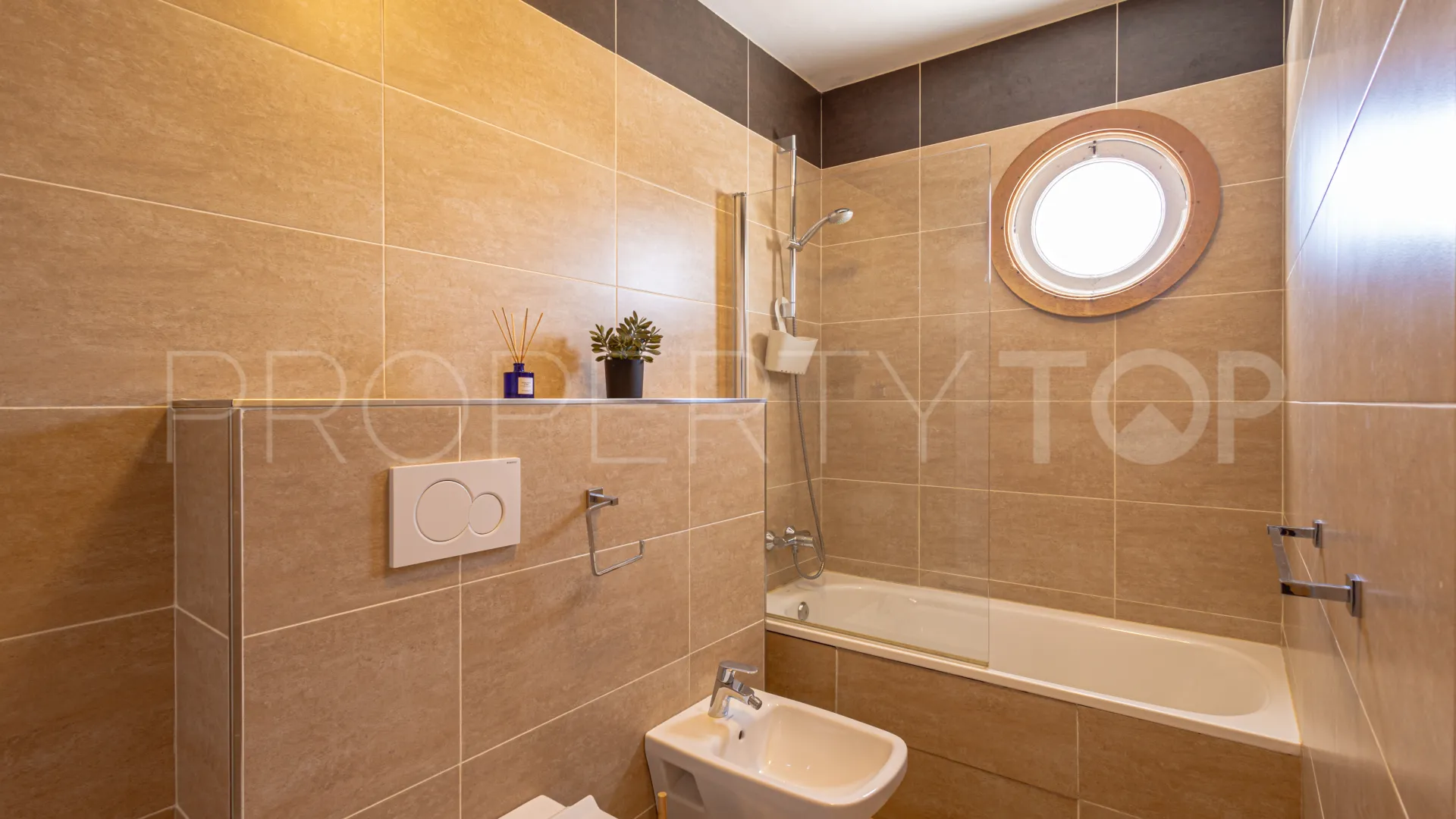 Comprar villa con 3 dormitorios en Estepona Hills